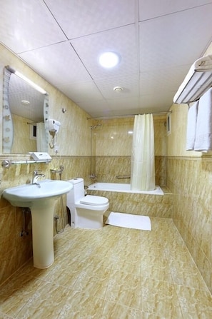 Badewanne, kostenlose Toilettenartikel, Haartrockner, Handtücher
