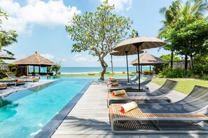 2 piscinas al aire libre, sombrillas, sillones reclinables de piscina