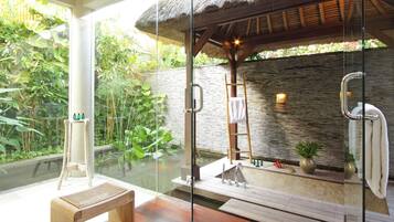 Luxury Villa, 5 Bedrooms, Private Pool, Beachfront | Deep-soaking bathtub