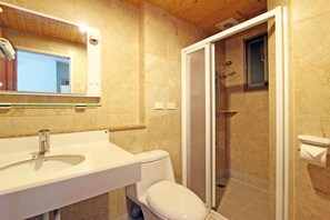 Ducha, secador de pelo, pantuflas, bidet