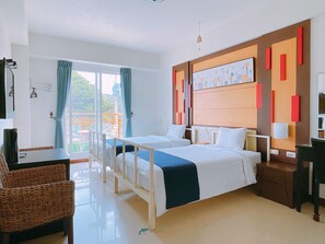 Premium bedding, blackout curtains, free WiFi, bed sheets - Warner Leisure Hotel (Hengchun)