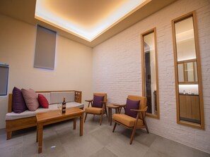 Deluxe Quadruple Room | Living area | LCD TV - Beras Manor Kenting (Hengchun)