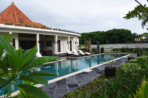 Indoor pool, outdoor pool - Yamari Villa (Senggigi)
