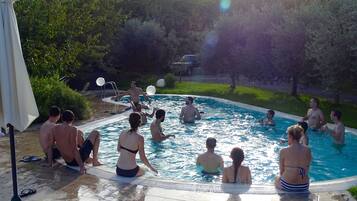 En säsongsöppen utomhuspool, pool på takterrassen och parasoller