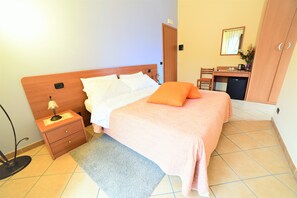 标准双人房 (Mountain and Sea View) | 高档床上用品、客房内保险箱、办公桌、隔音