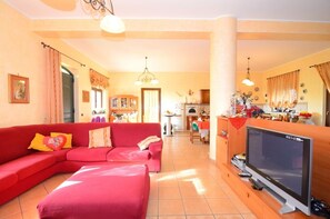 Premium bedding, in-room safe, desk, soundproofing