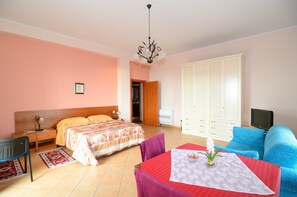 Ropa de cama de alta calidad y caja de seguridad en la habitación 