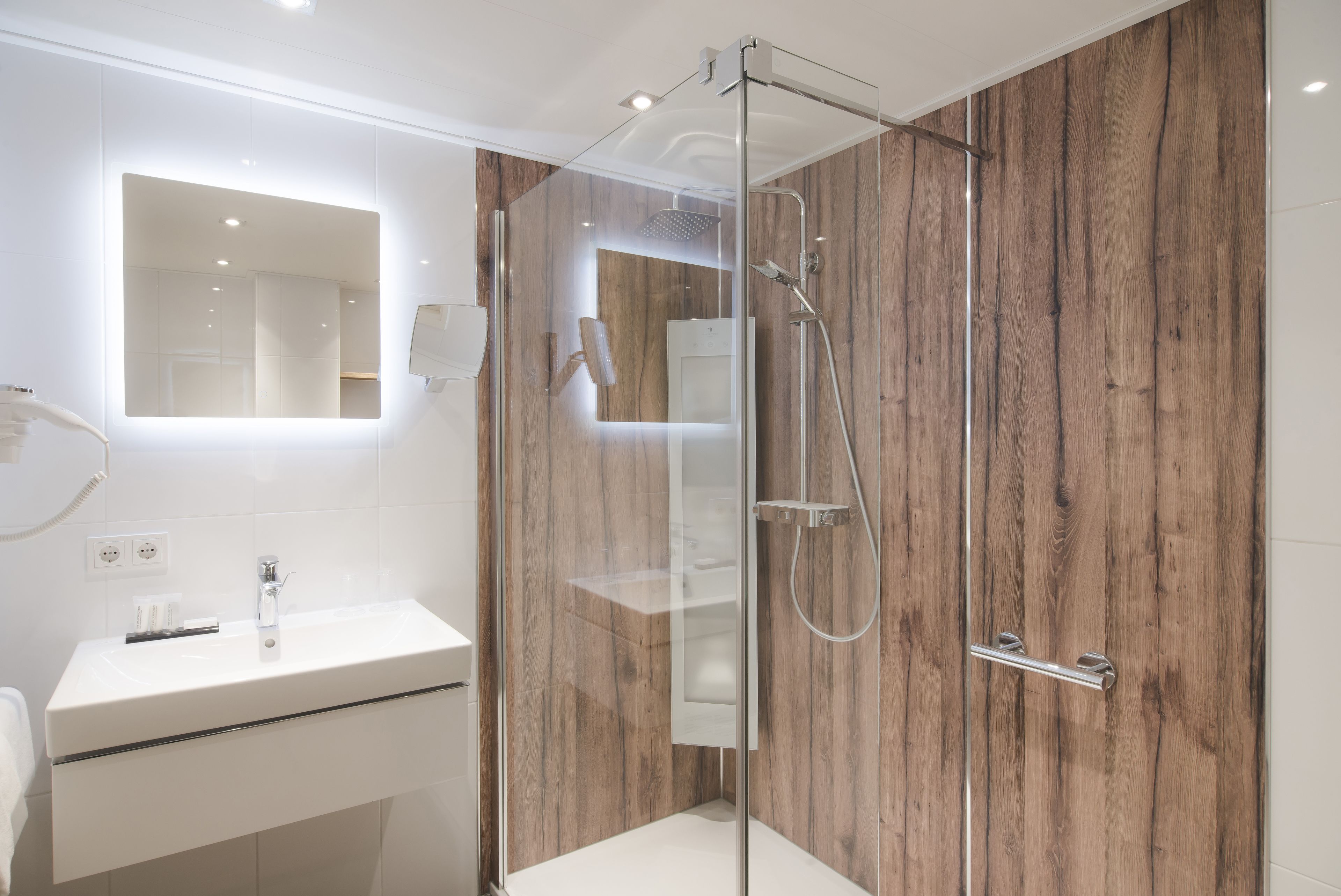 deluxe room, 2 single beds | bathroom | shower, hair dryer, towels