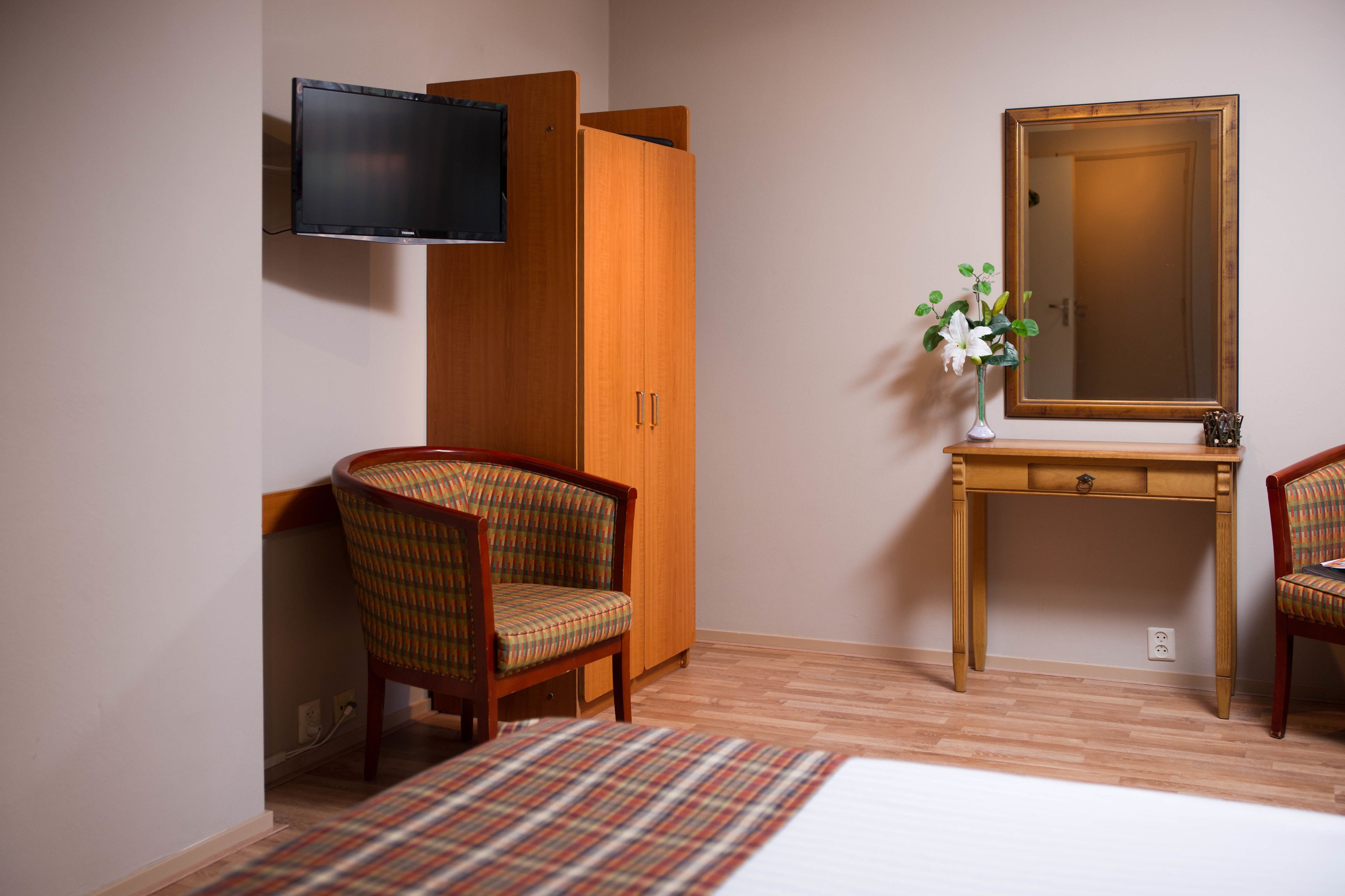 soundproofing, free wifi, bed sheets