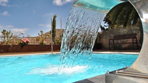 A swimming pool with a water feature. - Hotel Rural El Mondalón (Las Palmas de Gran Canaria)