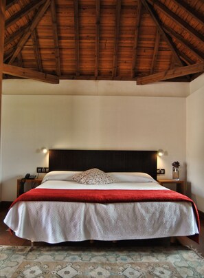 雙人房 | 迷你吧、客房內保險箱、書桌、免費無線上網