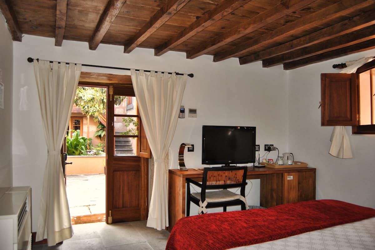 double room | minibar, in-room safe, desk, free wifi