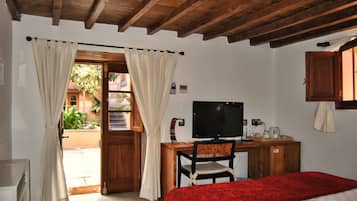 Habitación doble | Minibar, caja fuerte, escritorio y wifi gratis