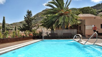 Outdoor pool, sun loungers