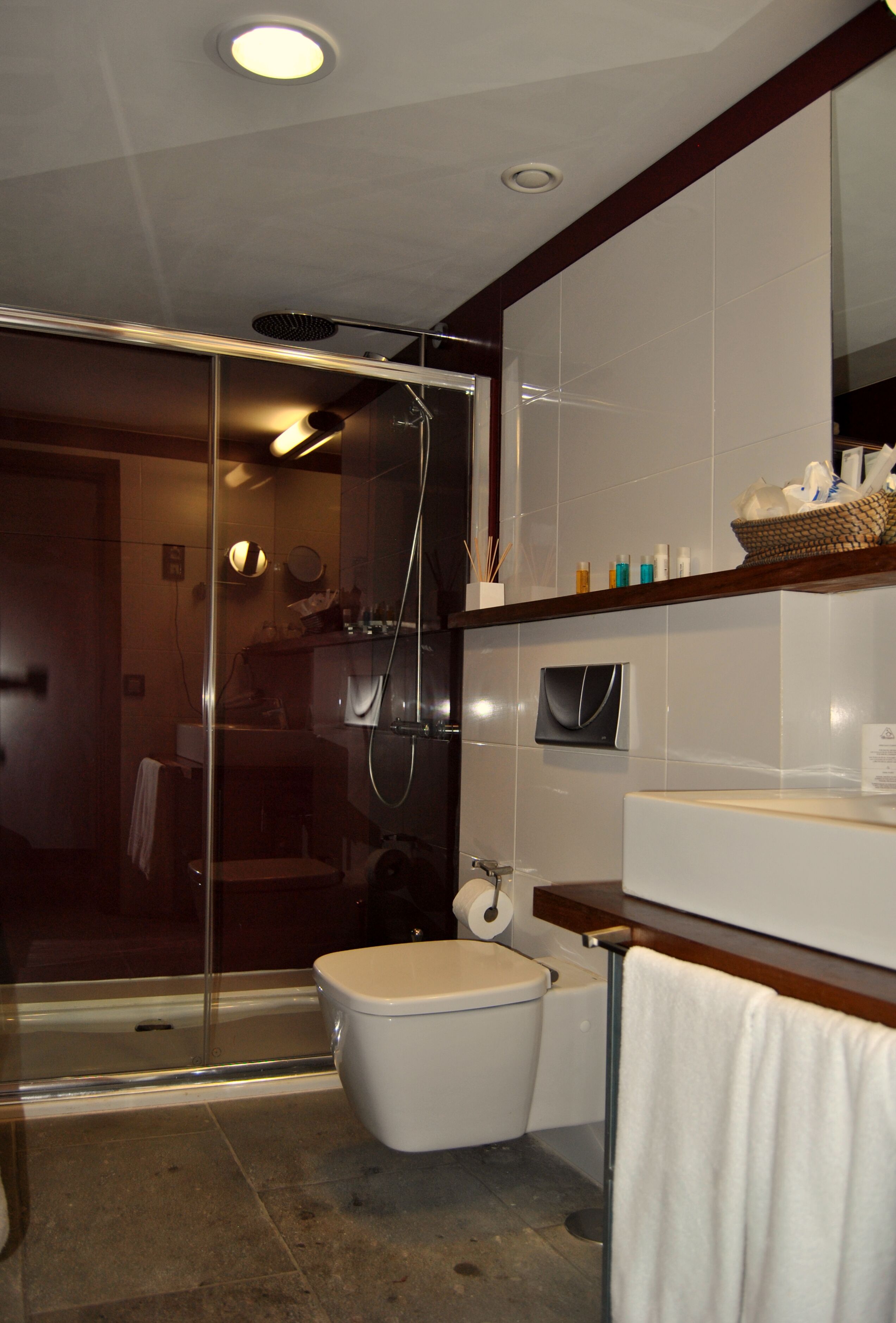 double room | bathroom | shower, rainfall showerhead, free toiletries, hair dryer