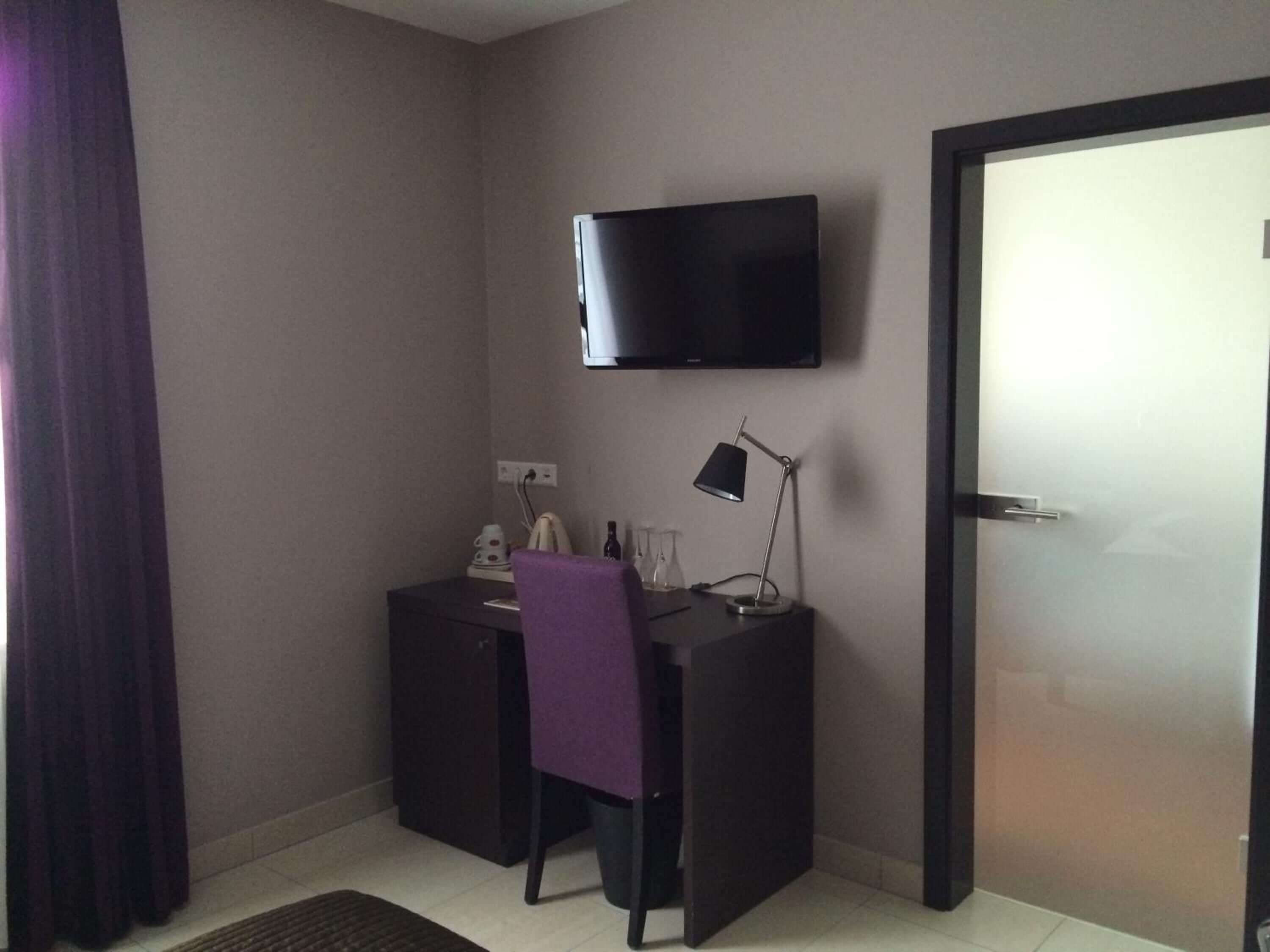 hypo-allergenic bedding, minibar, desk, free wifi