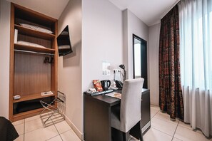 Chambre Double Queen | Hypo-allergenic bedding, minibar, desk, free WiFi - Hôtel Pax (Luxembourg City)