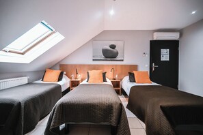 Triple Room | Hypo-allergenic bedding, minibar, desk, free WiFi - Hôtel Pax (Luxembourg City)