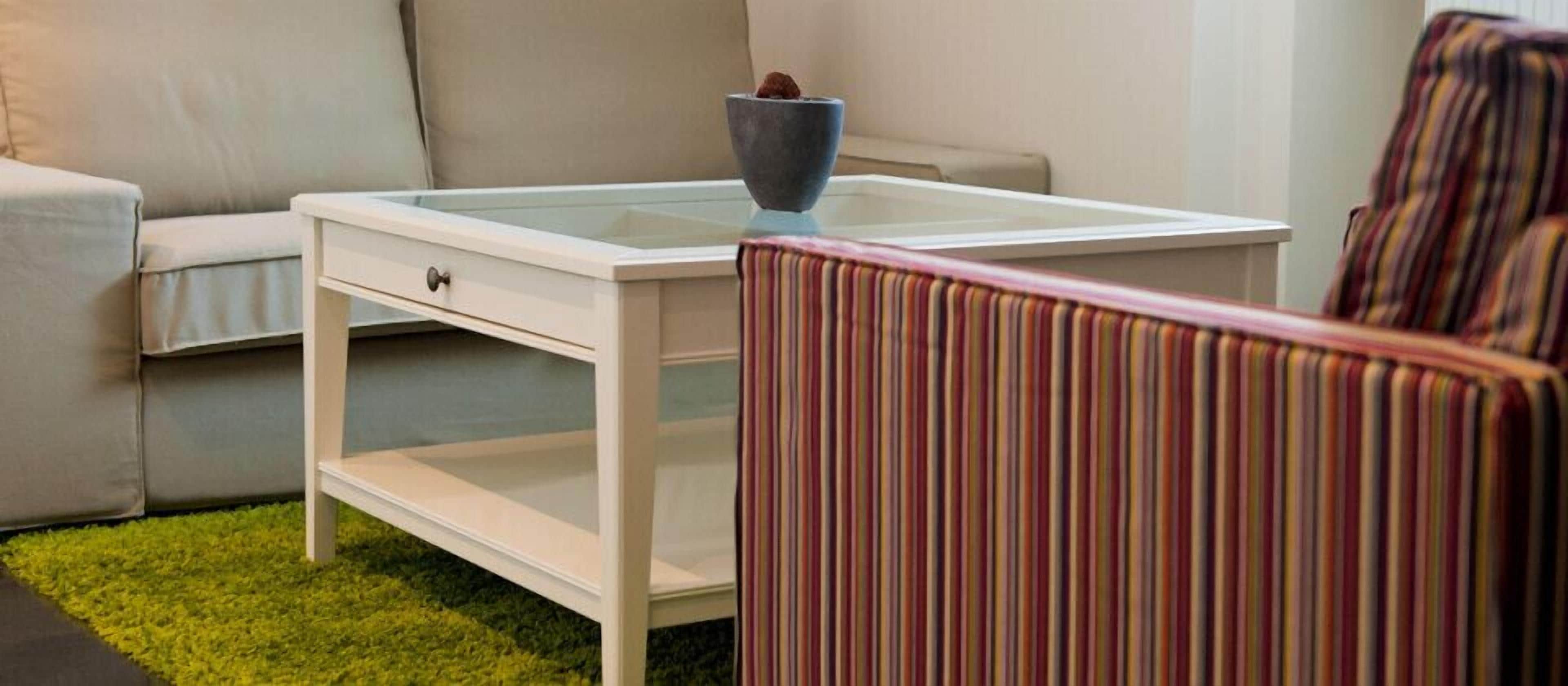 triple room | living area | flat-screen tv