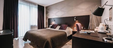 Chambre Double Queen | Allergiatestatut vuodevaatteet, minibaari, työpöytä, ilmainen Wi-Fi