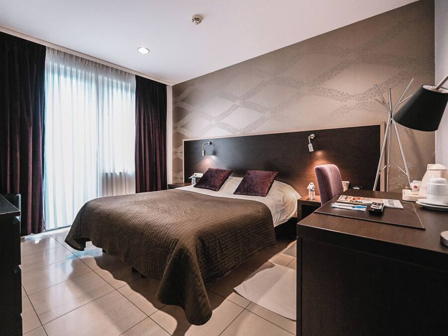 Chambre Double Queen | Hypo-allergenic bedding, minibar, desk, free WiFi