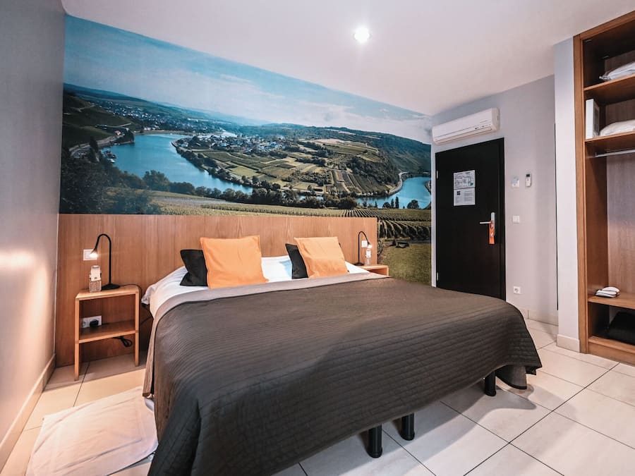 Chambre Double Queen | Roupas de cama antialérgicas, frigobar, escrivaninha, Wi-Fi de cortesia
