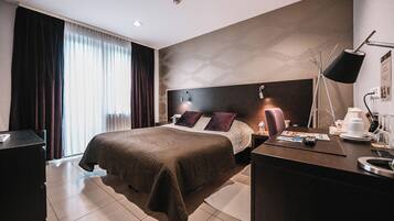 Chambre Double Queen | Hypo-allergenic bedding, minibar, desk, free WiFi