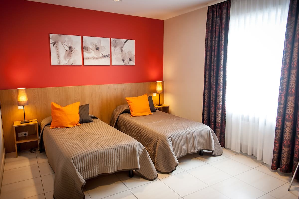 Hypo-allergenic bedding, minibar, desk, free WiFi