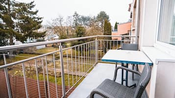 Chambre Double Queen | Allergikerbettwaren, Minibar, Schreibtisch, kostenloses WLAN