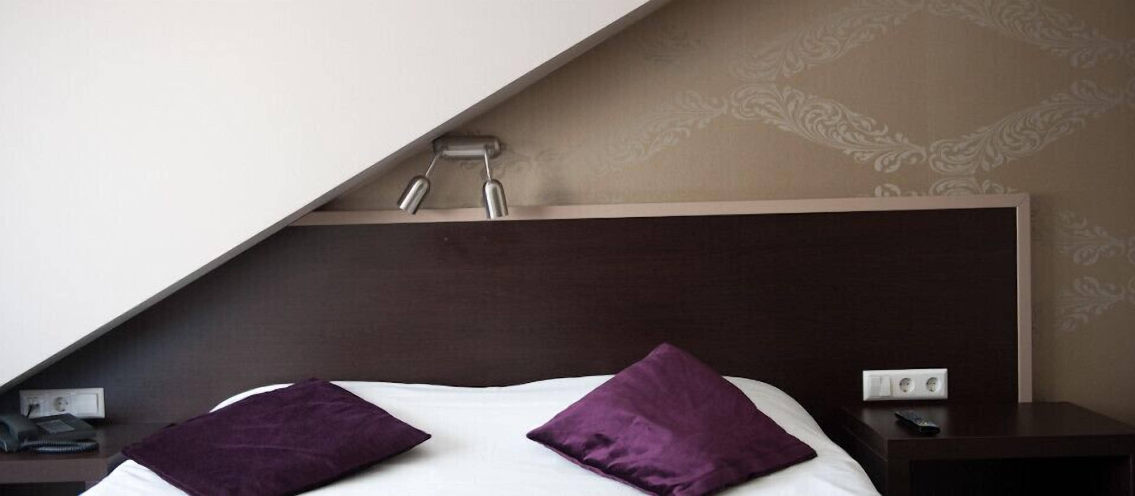 chambre double queen | hypo-allergenic bedding, minibar, desk, free wifi