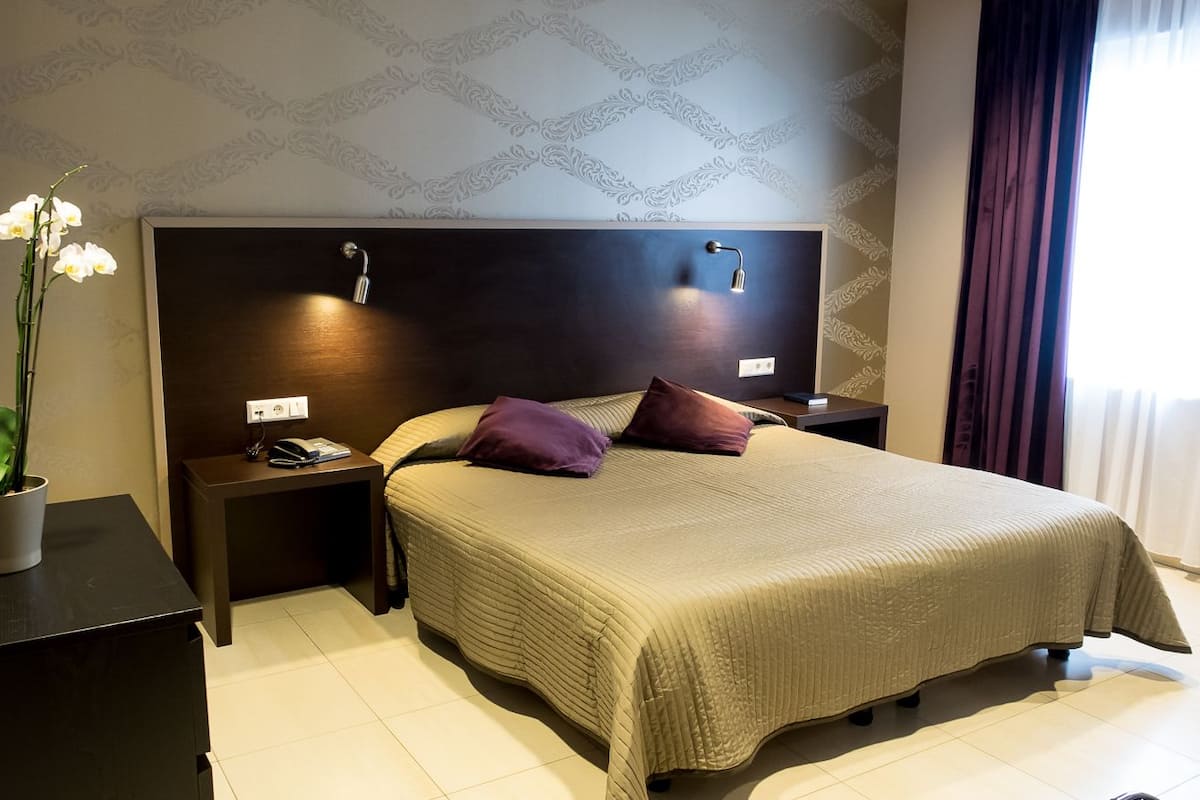 Hypo-allergenic bedding, minibar, desk, free WiFi