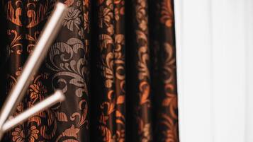 Primer plano de cortinas estampadas con un diseño floral.