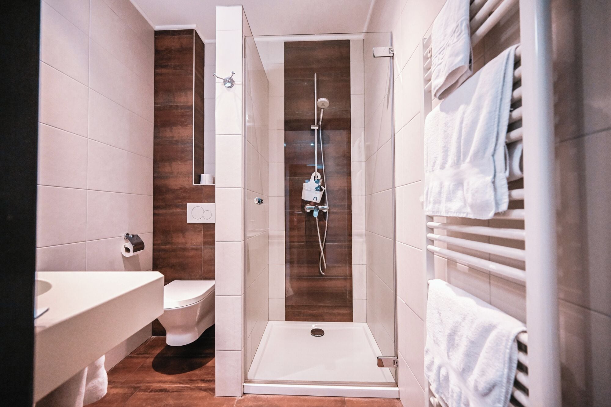 Chambre Double Queen | Badezimmer | Kostenlose Toilettenartikel, Haartrockner, Hausschuhe, Handtücher