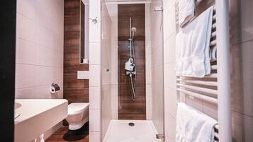 Chambre Double Queen | Badezimmer | Kostenlose Toilettenartikel, Haartrockner, Hausschuhe, Handtücher
