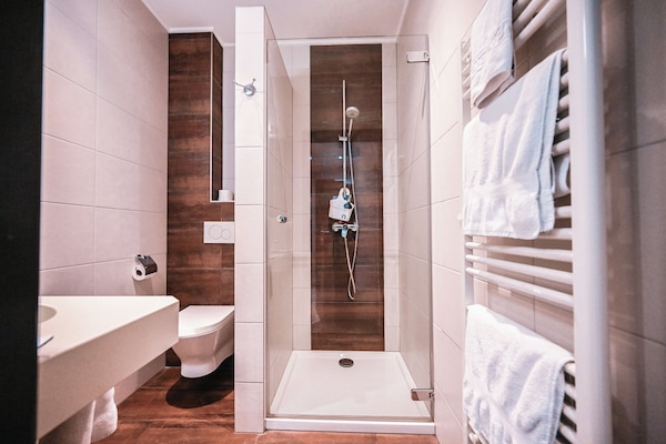 Chambre Double Queen | Bathroom | Free toiletries, hair dryer, slippers, towels