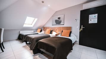 Quarto triplo | Roupas de cama antialérgicas, frigobar, escrivaninha, Wi-Fi de cortesia
