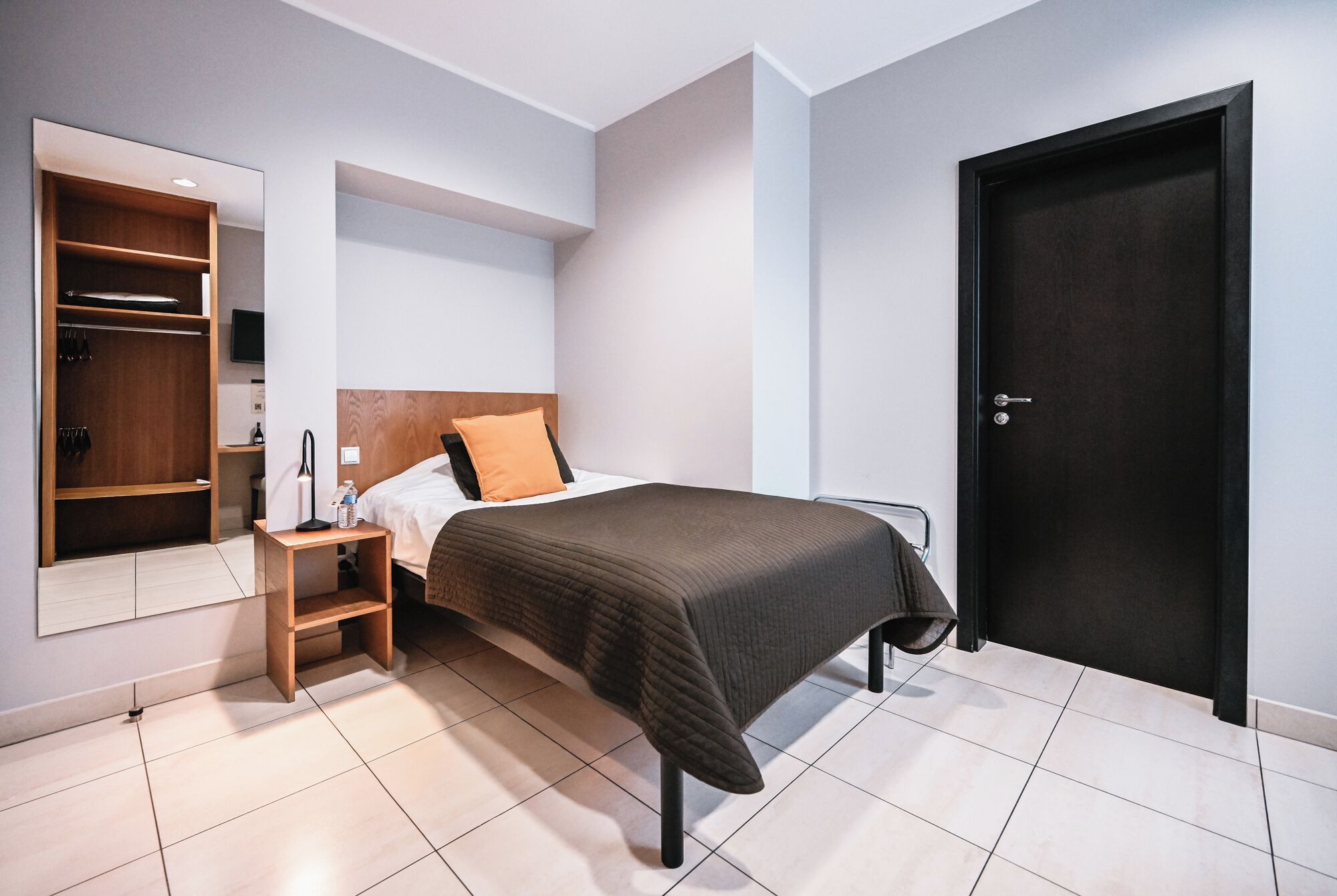 Chambre Single | Allergiatestatut vuodevaatteet, minibaari, työpöytä, ilmainen Wi-Fi