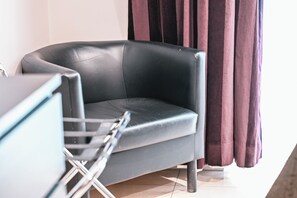 Chambre Double Queen | Hypo-allergenic bedding, minibar, desk, free WiFi - Hôtel Pax (Luxembourg City)