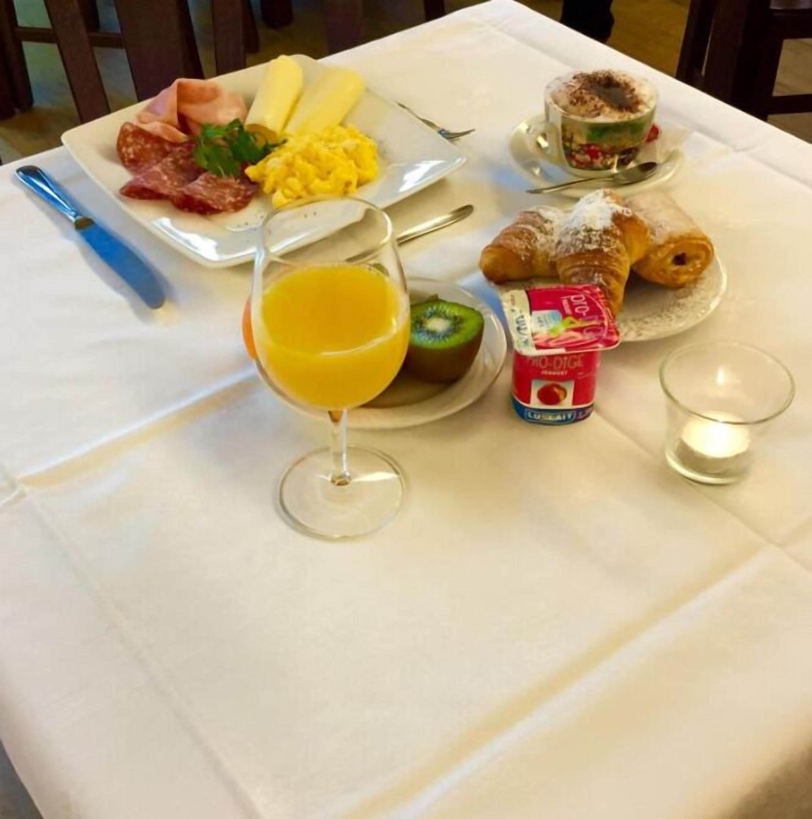 free buffet breakfast