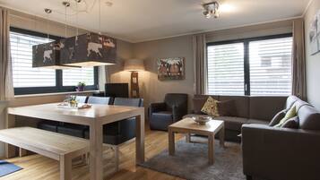 Departamento, 2 habitaciones, con acceso para personas discapacitadas, vista a la montaña | Ropa de cama de alta calidad, tabla de planchar con plancha y cunas