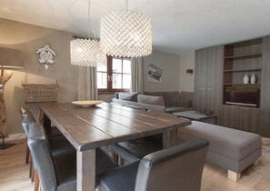 Departamento, 3 habitaciones, Terraza, vista a la alberca | Área de sala de estar | Televisión de pantalla plana y tenis de mesa 