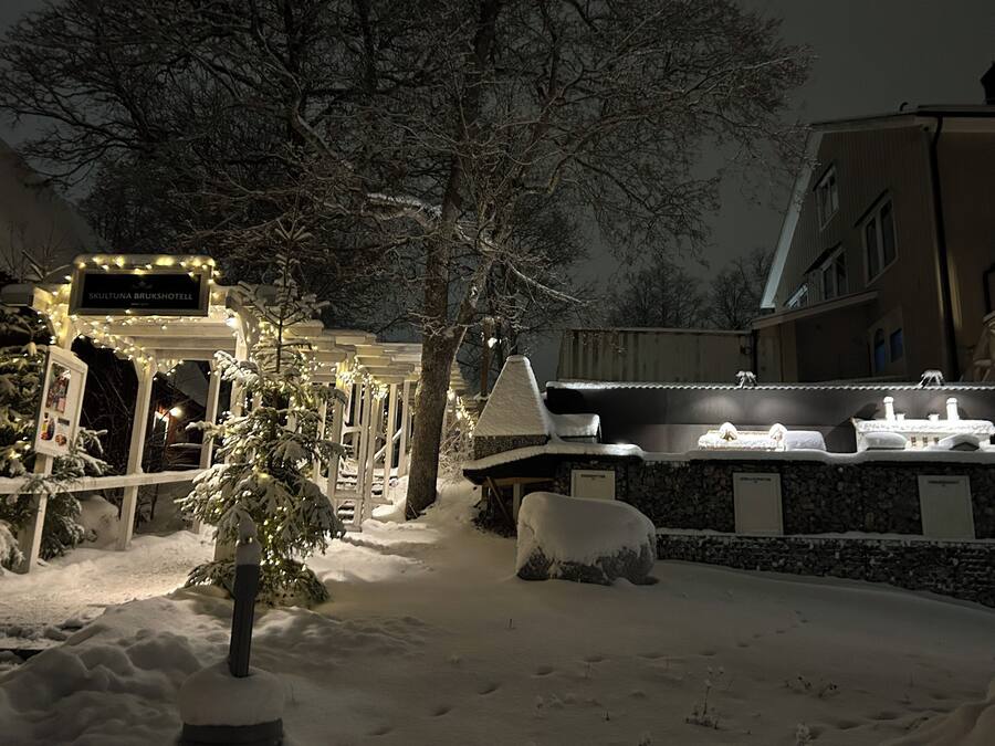 Vista frontal de la propiedad por la tarde o noche