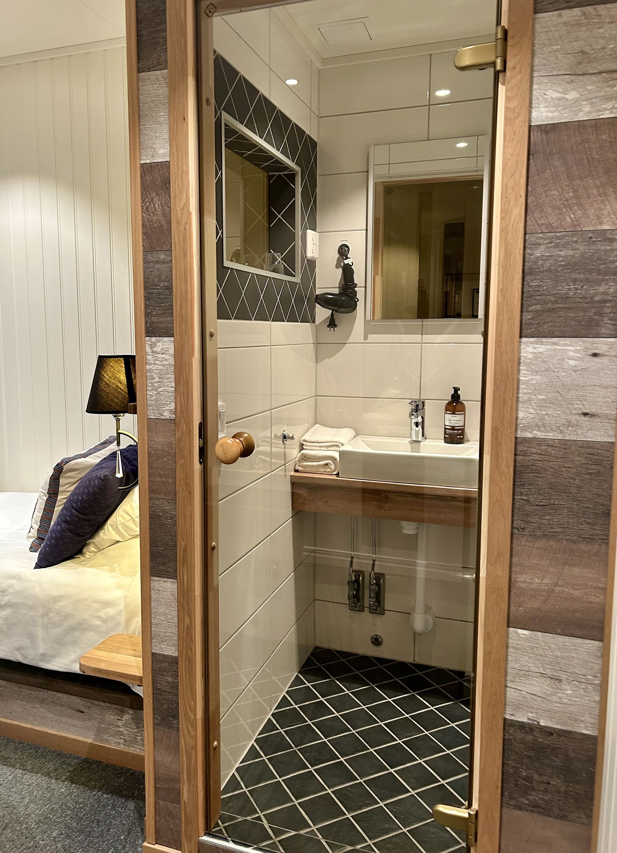 Standard enkelrum - icke-rökare | Individuell inredning, unika möbler, skrivbord och mörkläggningsgardiner