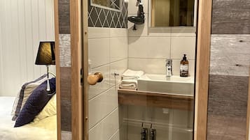 Standard Single Room, Non Smoking | Individually decorated, individually furnished, desk, blackout drapes