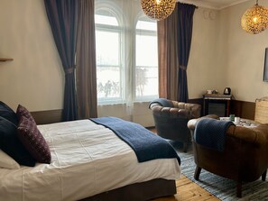 尊爵套房, 1 張加大雙人床, 三溫暖, 花園景觀 | 獨特裝潢、布置獨特、書桌、遮光布/窗簾