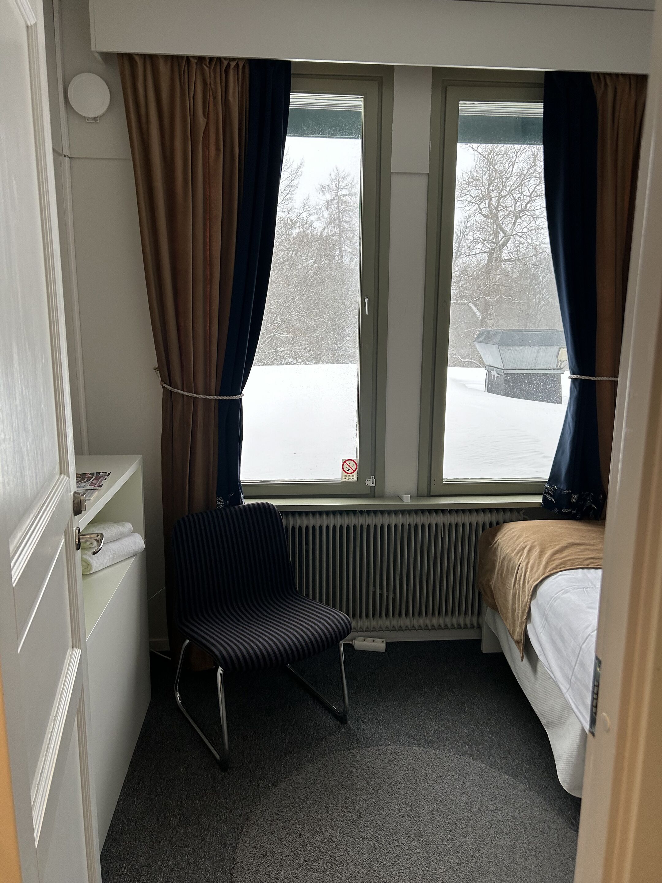 family room, 3 bedrooms, garden view, corner (deluxe) | 1 bedroom, individually decorated, individually furnished, desk