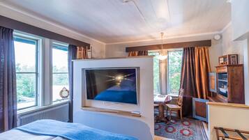 Deluxe Studio Suite, Park View, Corner | 1 bedroom, individually decorated, individually furnished, desk