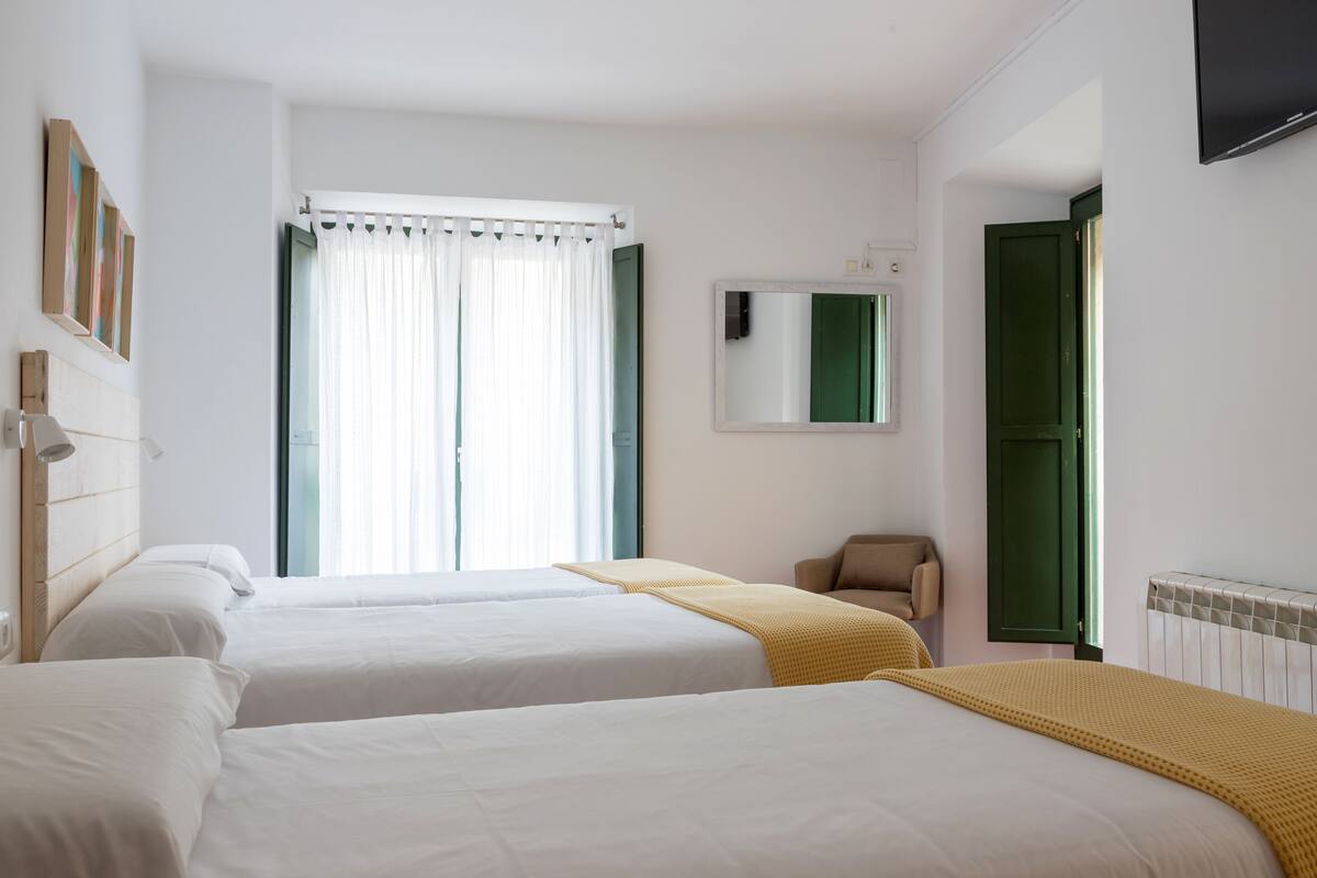 Triple Room | Down duvets, free cots/infant beds, free WiFi, bed sheets