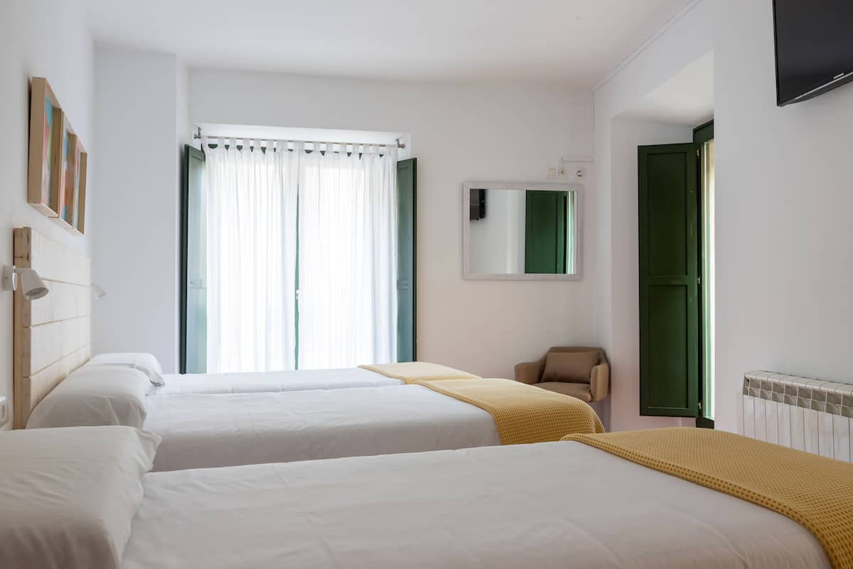 triple room | 1 bedroom, down duvets, free cots/infant beds, free wifi