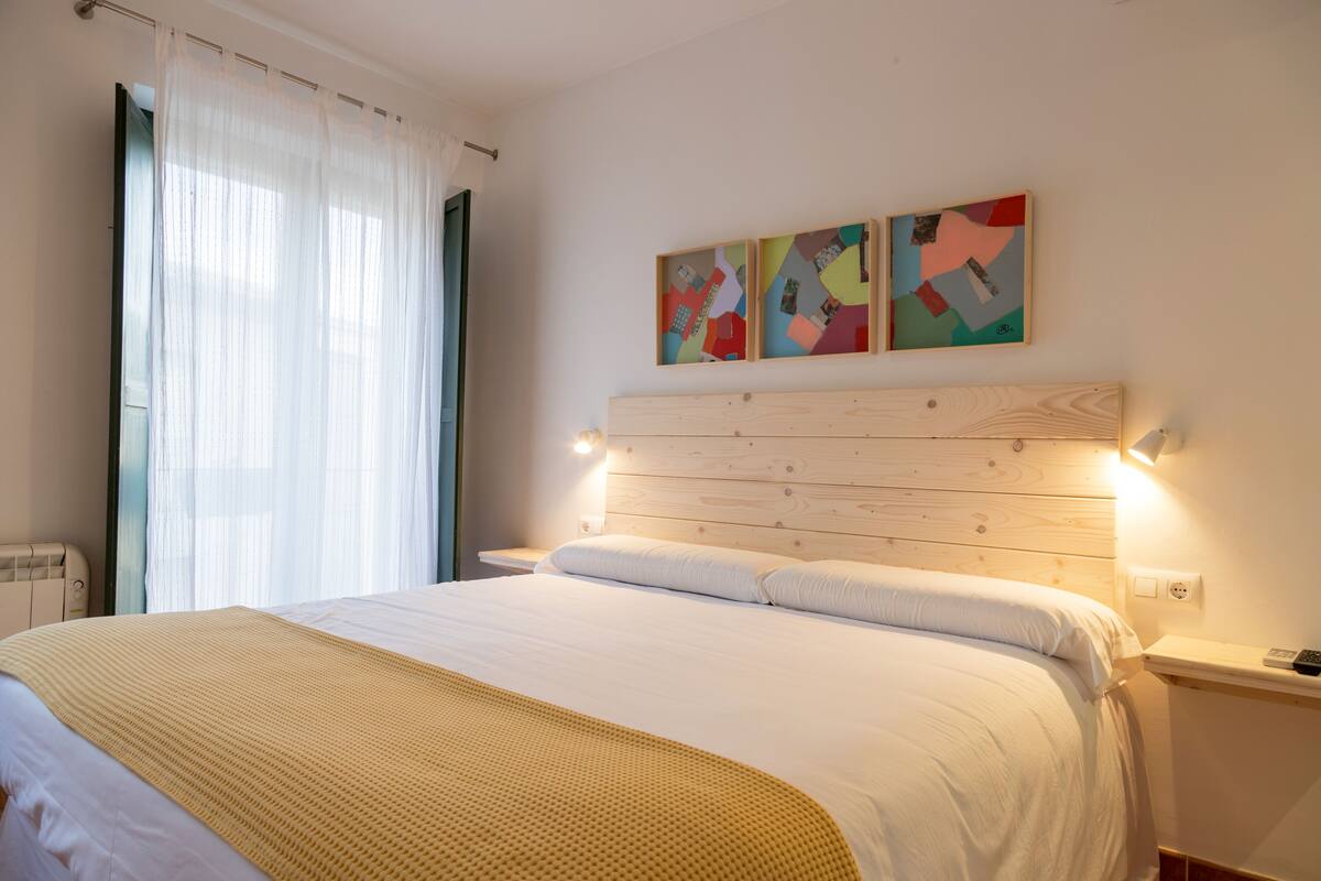 Double Room (King Size) | Down duvets, free cots/infant beds, free WiFi, bed sheets
